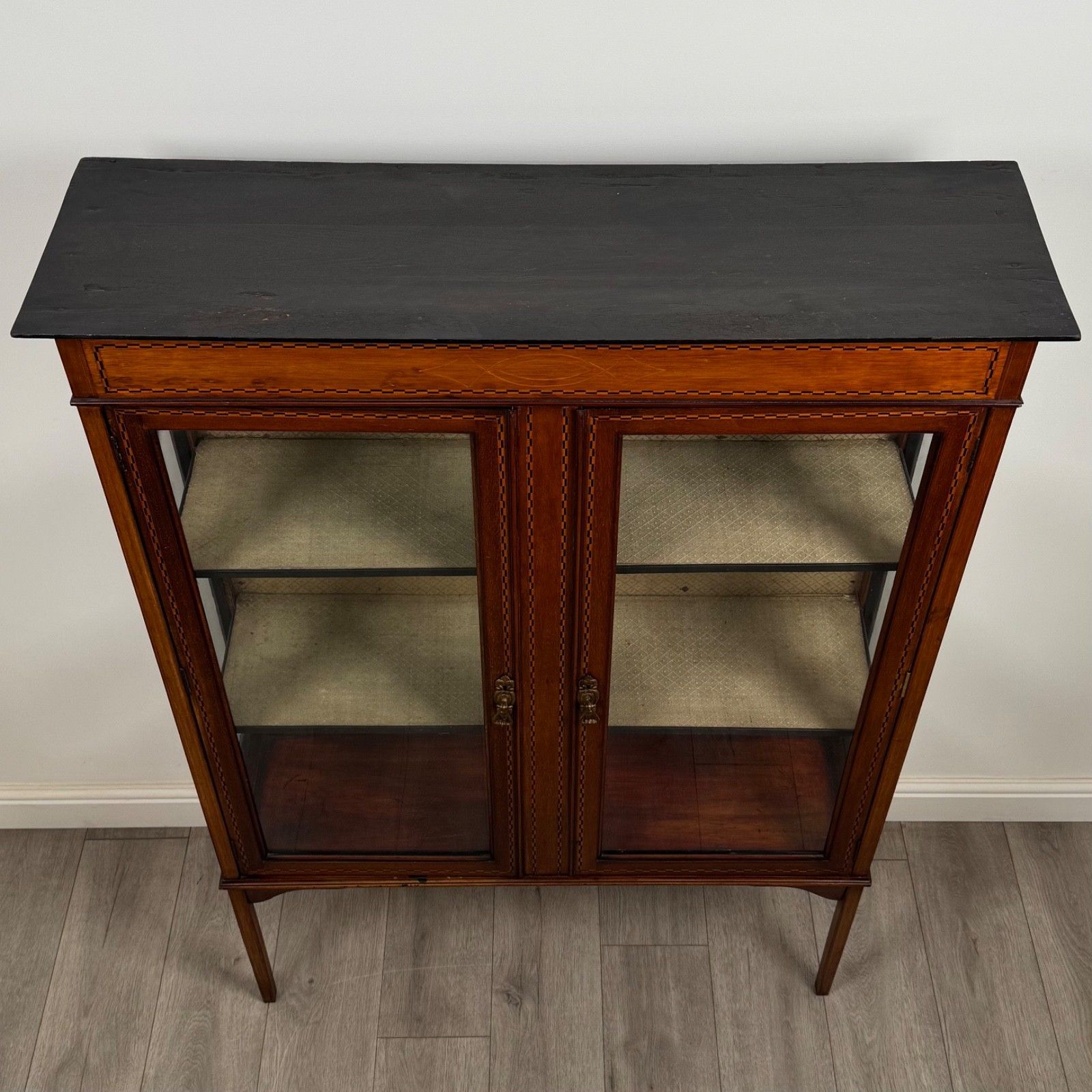 Furniture Antique 20th Century Inlaid Display Cabinet In Mahogany photo