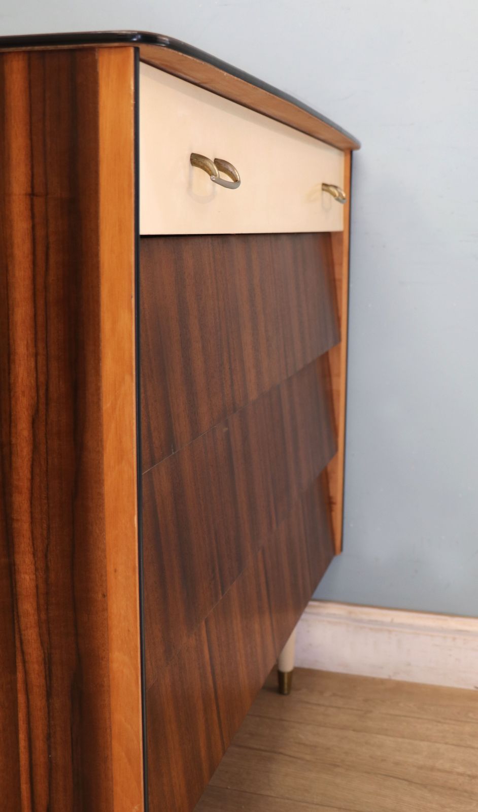 Furniture A Lovely Vintage Mid Century Avalon Chest Of Drawers. photo