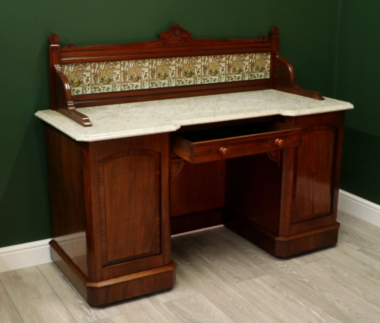 A Victorian Washstand In The Aesthetic Style In Immaculate Original Condition. photo vinterior