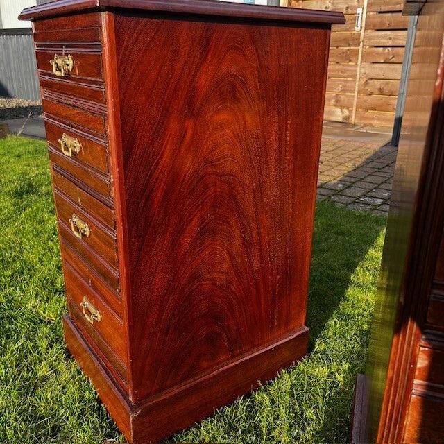 A Pair Of Late Victorian Period Mahogany Bedside Chests. photo vinterior
