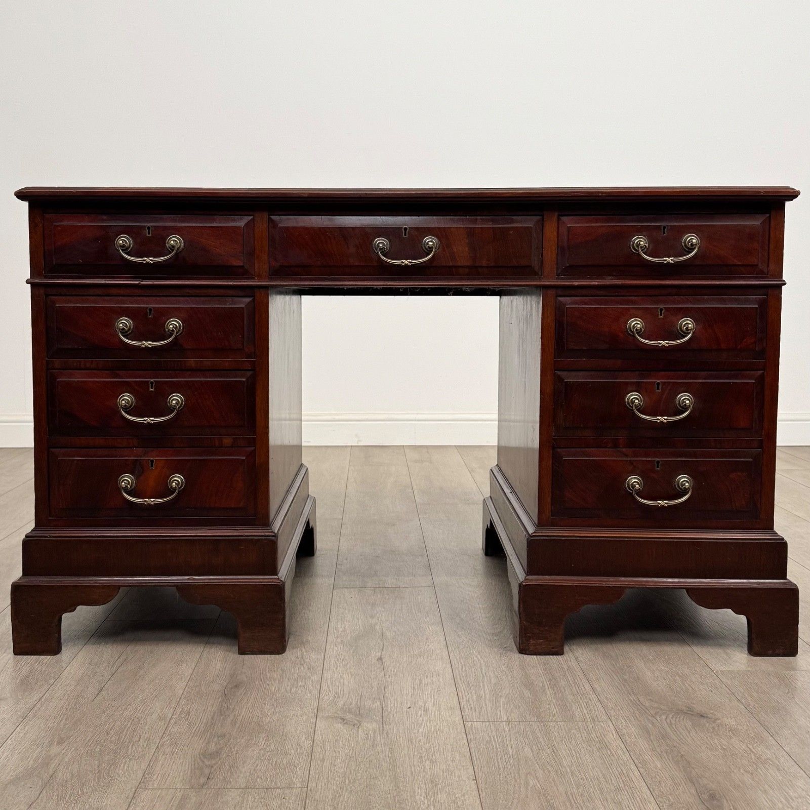 Antique 19th Century Fine Quality Pedestal Desk In Mahogany