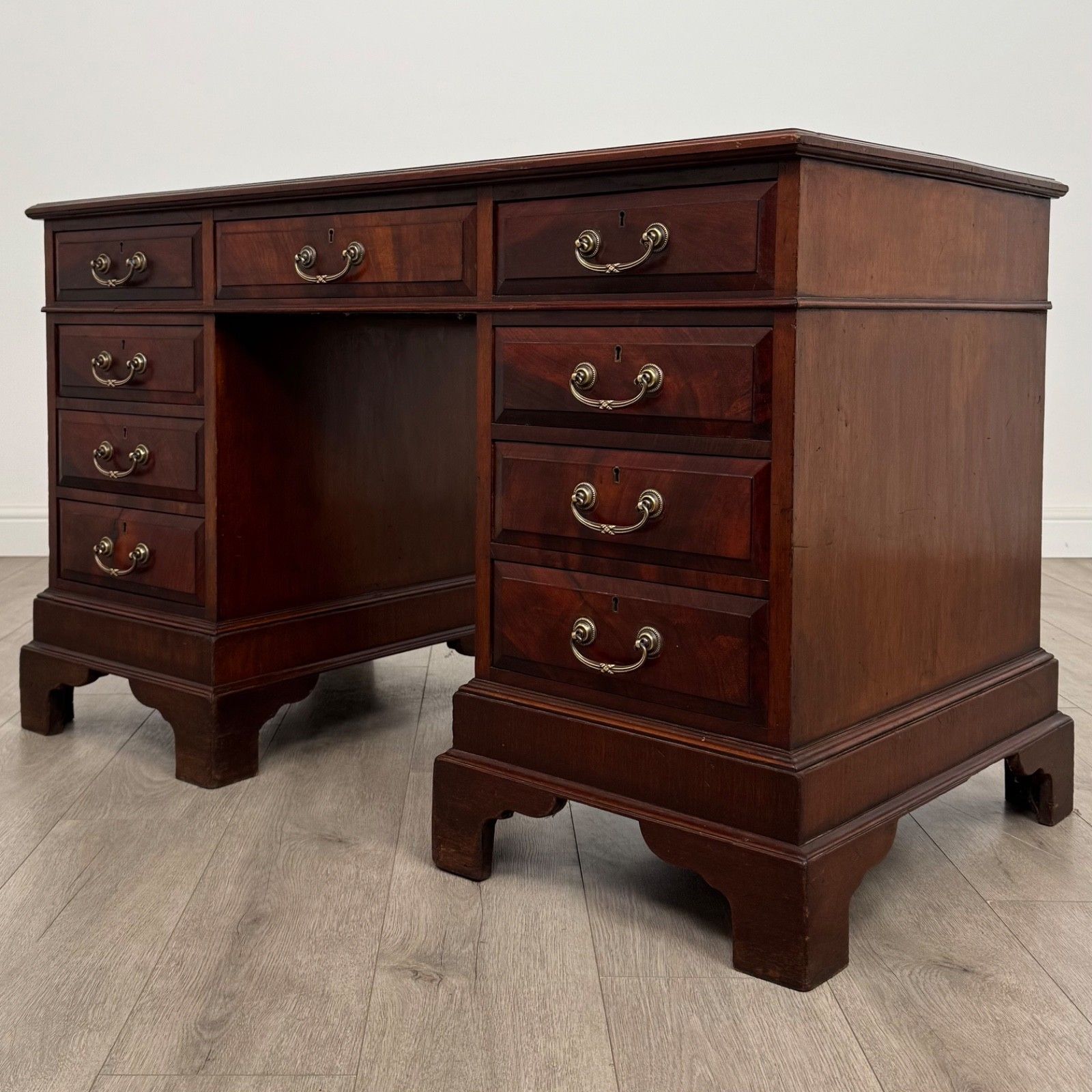 Antique 19th Century Fine Quality Pedestal Desk In Mahogany photo furniture
