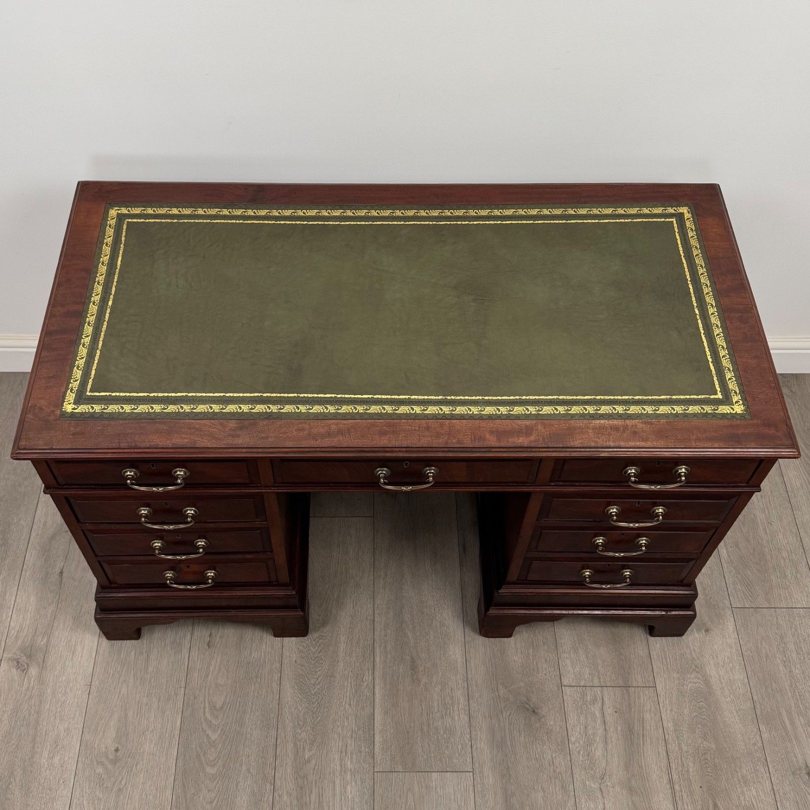 photo furniture Antique 19th Century Fine Quality Pedestal Desk In Mahogany