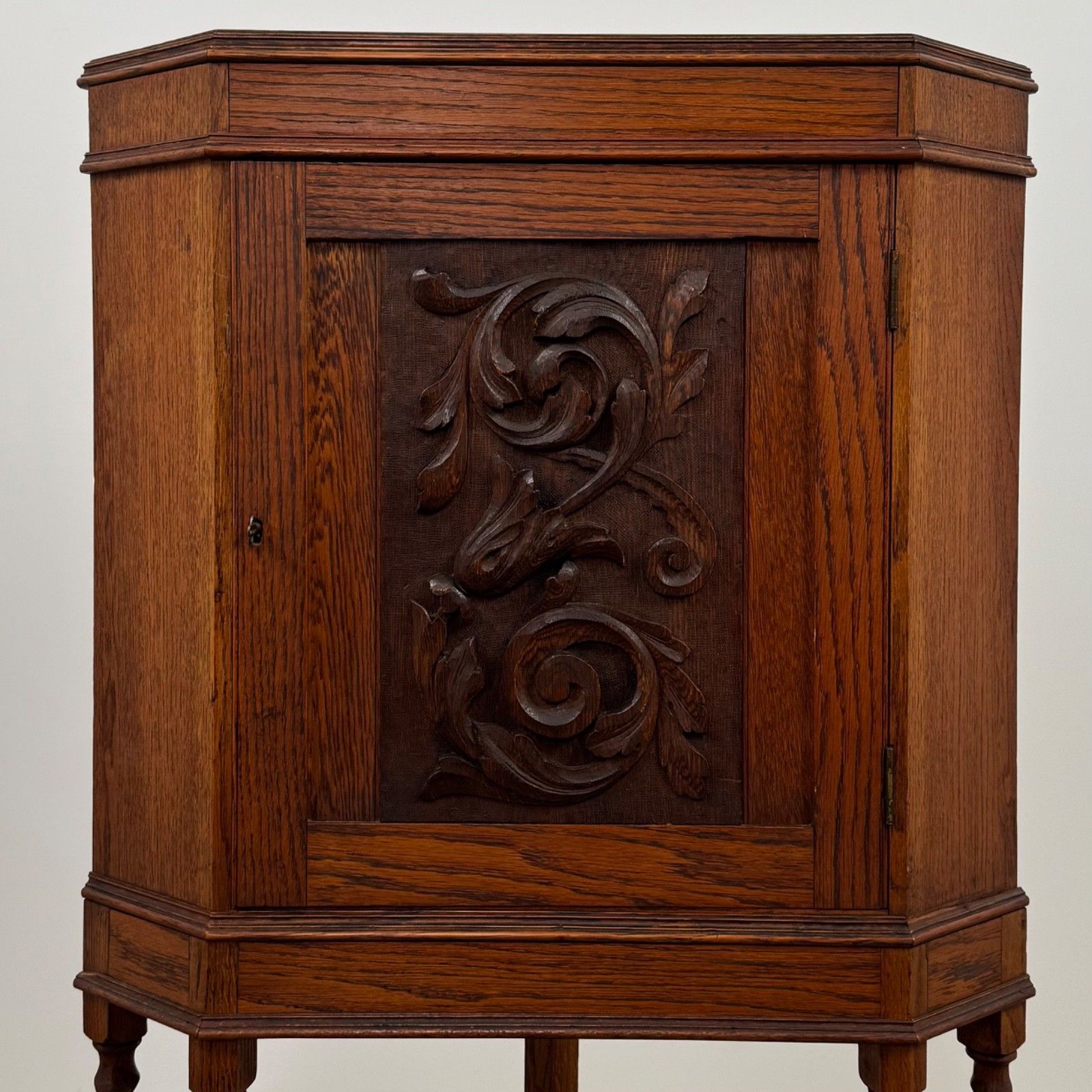 Antique 20th Century Good Quality Corner Cabinet In Oak photo 495.0