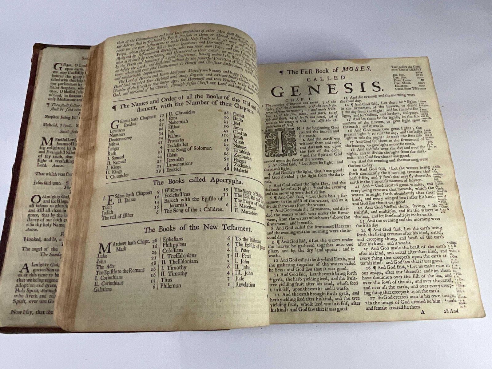 595.0 Antique Bible, John Baskett 1726. Very Rare photo
