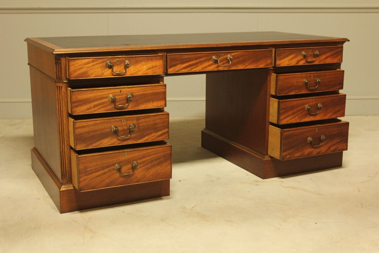 Early 20th Century Curl Mahogany Twin Pedestal Desk photo vinterior