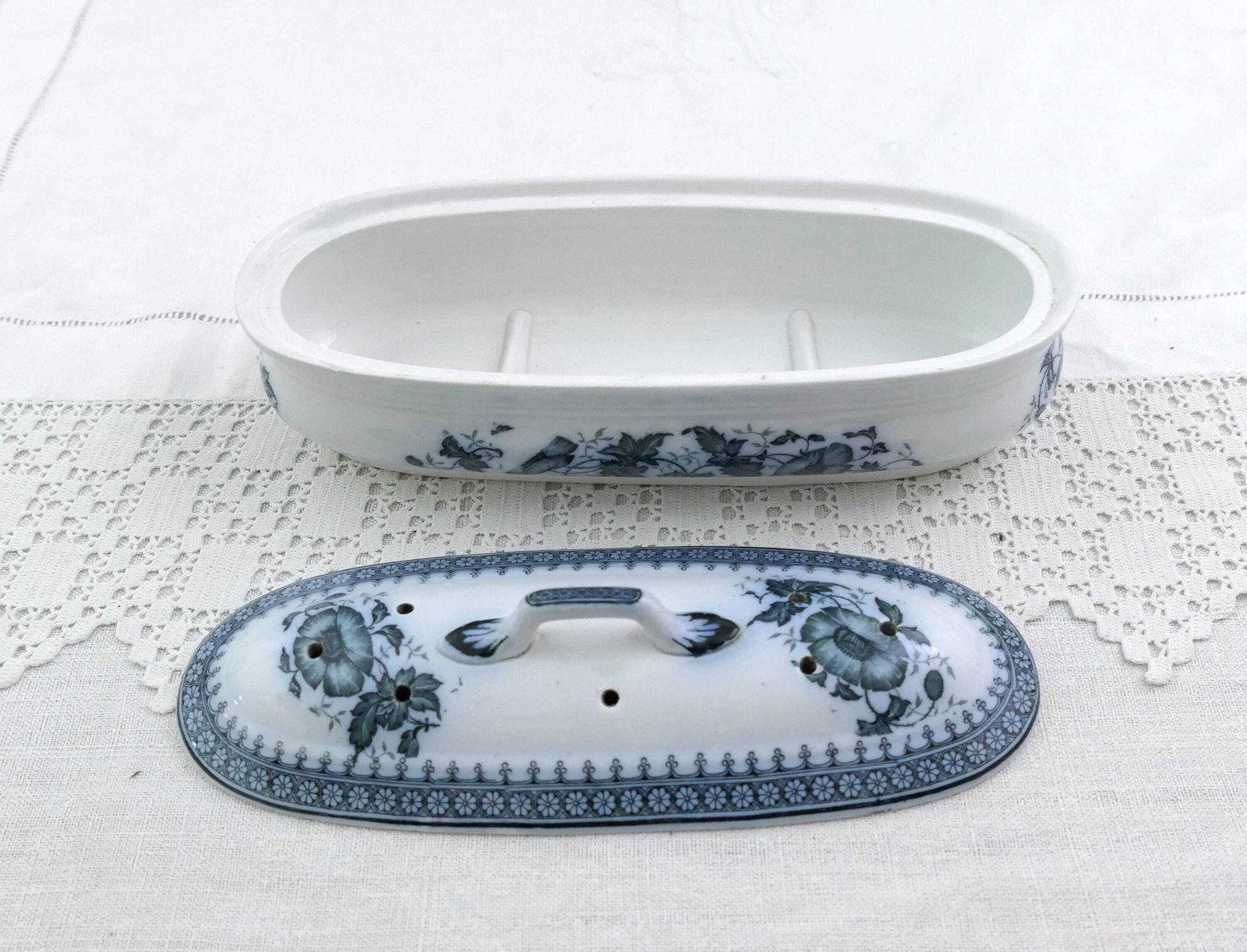 photo furniture Antiek Frans Wit Porseleinen Tandenborstelhouder Met Blauw Klaprozenpatroon, Retro Scheermeshouder Van Aardewerk Uit Frankrijk, Te Gebruiken Als Pennenhouder