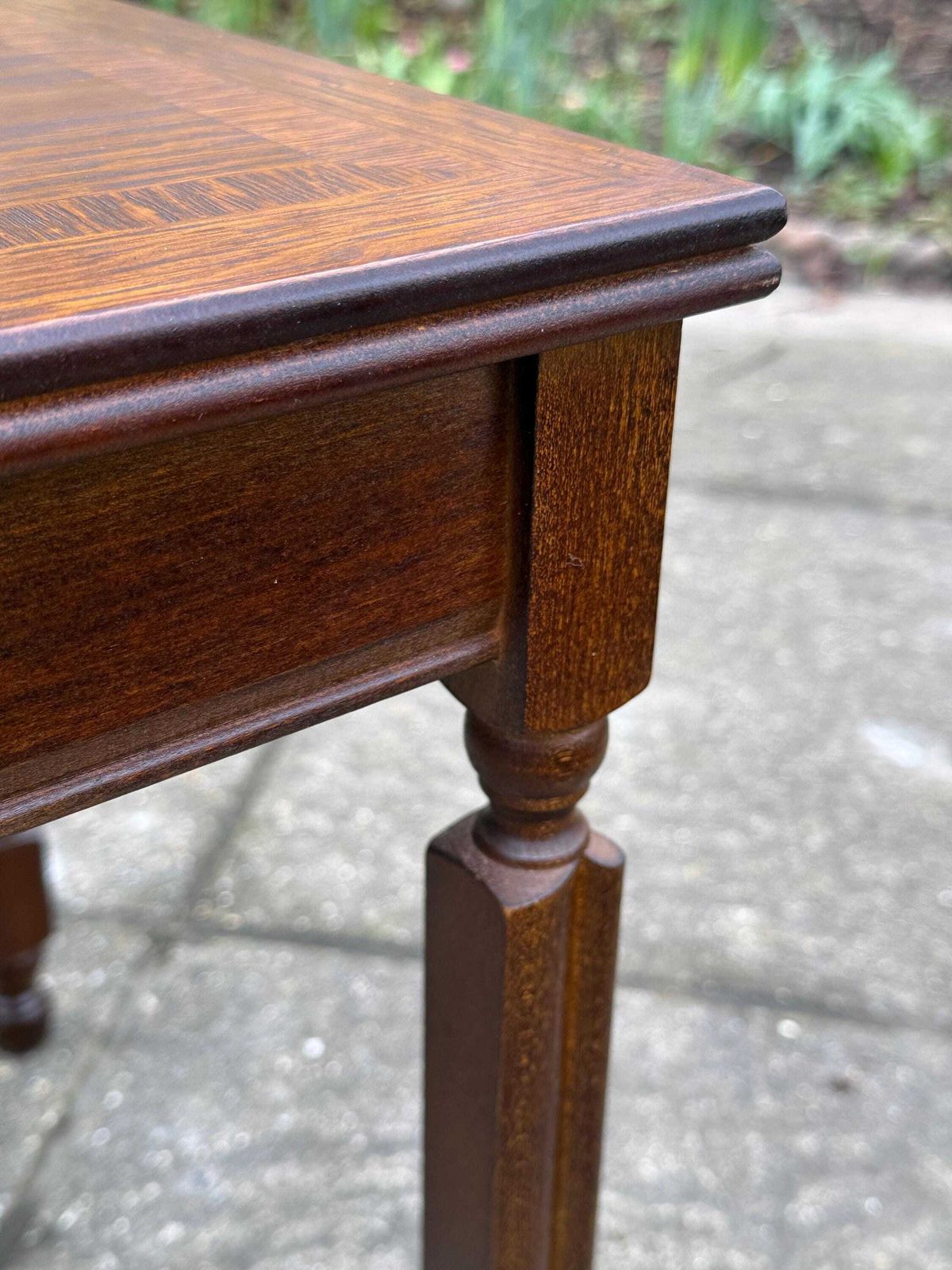 photo furniture Top Quality 1980s Side Table With Attractive Veneered Detail And Neo Traditional Turned Legs