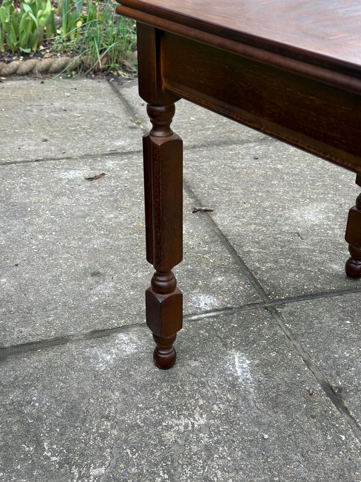 photo vintage Top Quality 1980s Side Table With Attractive Veneered Detail And Neo Traditional Turned Legs