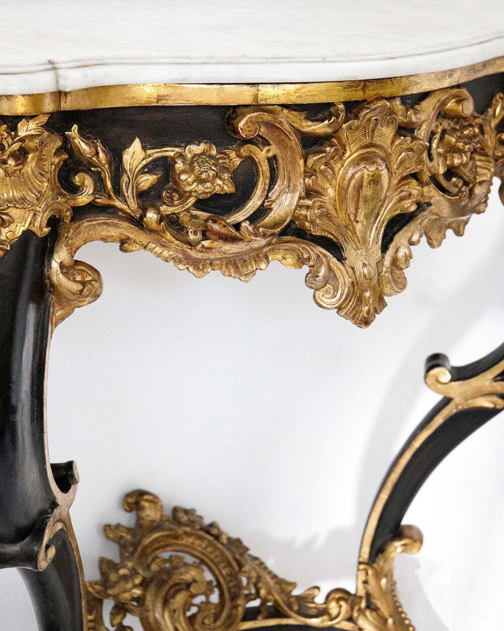 Indrukwekkende Napoleon III Console In Geëboniseerd Hout En Verguld Houtsnijwerk, 19e Eeuw photo for sale