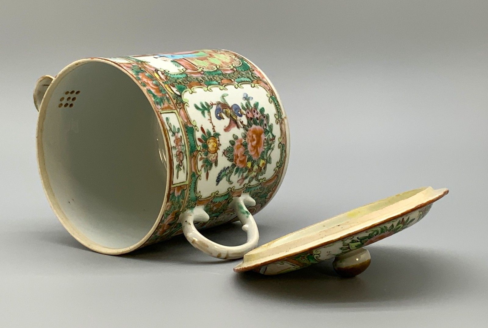 photo vintage Large 19thc Chinese Export Famille Rose Porcelain Barrel Form Coffee Pot & Cover