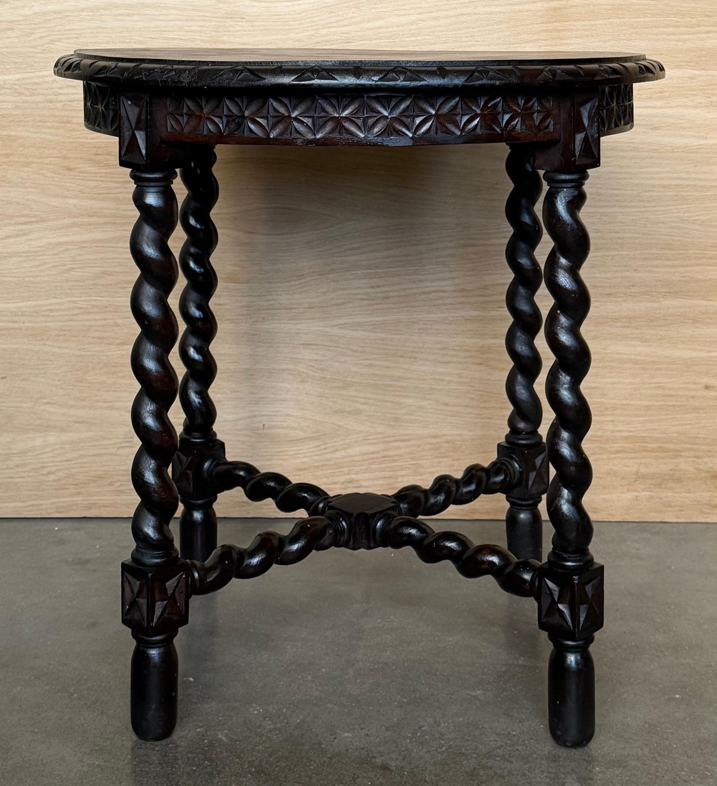Table d'appoint espagnole en noyer, pieds salomoniques et bords biseautés, années 1900 photo furniture