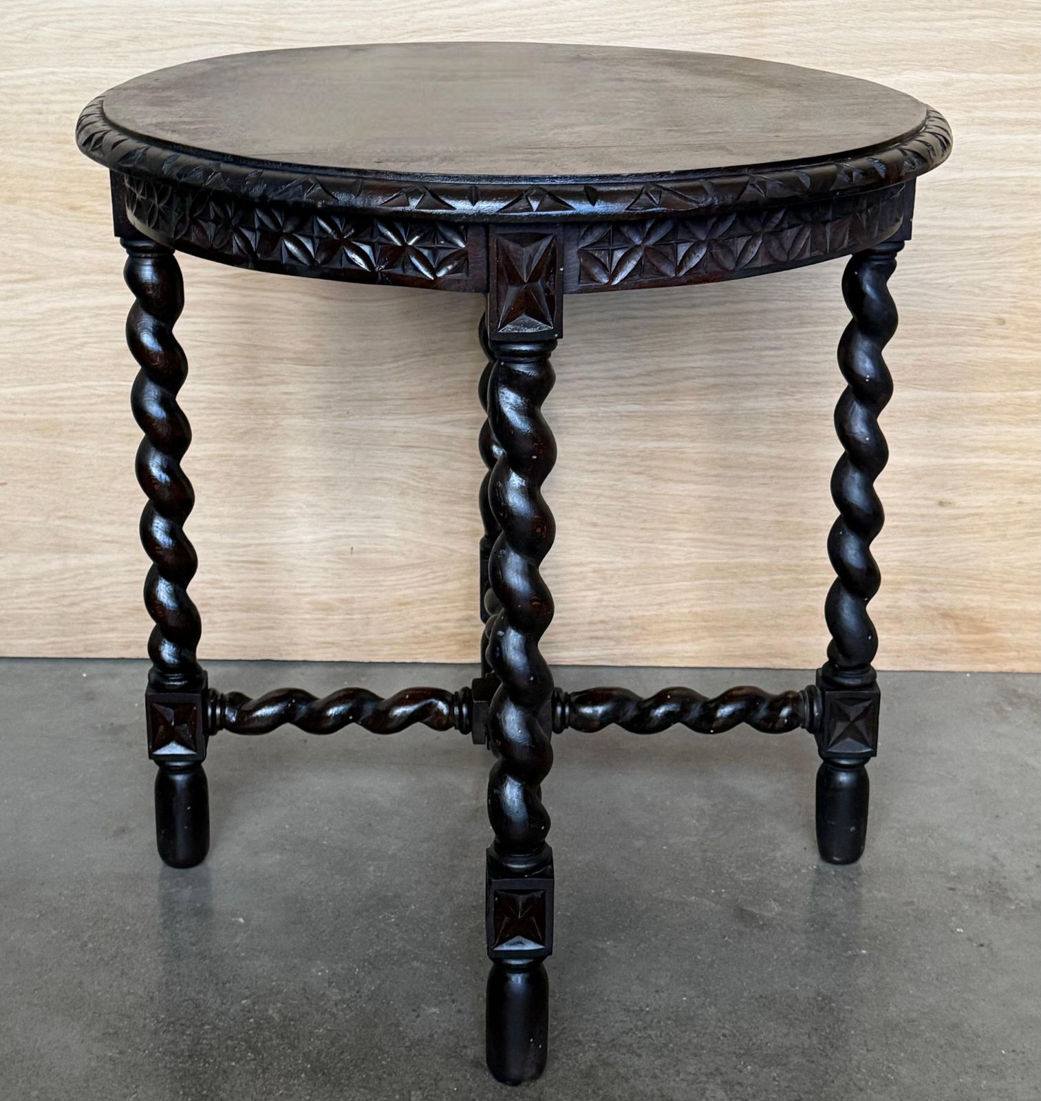 Table d'appoint espagnole en noyer, pieds salomoniques et bords biseautés, années 1900 photo 1983.0