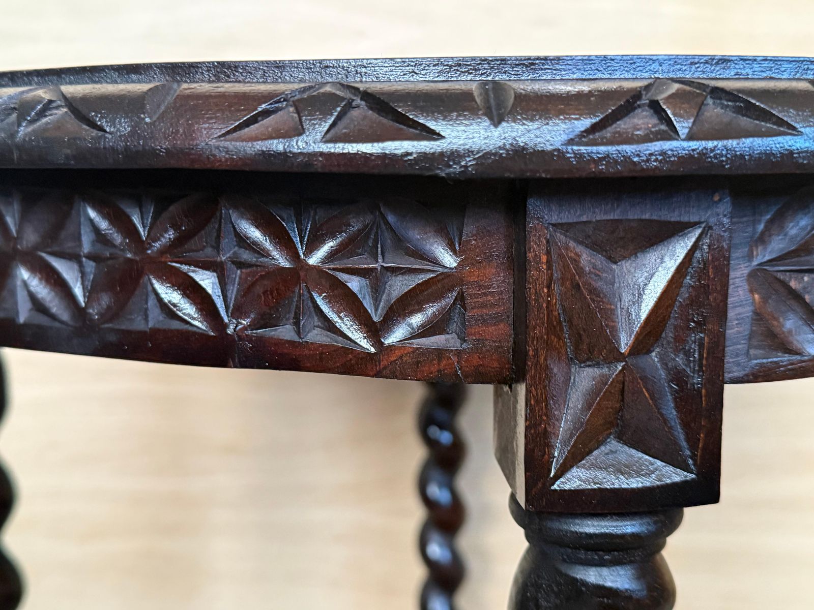 photo furniture Table d'appoint espagnole en noyer, pieds salomoniques et bords biseautés, années 1900
