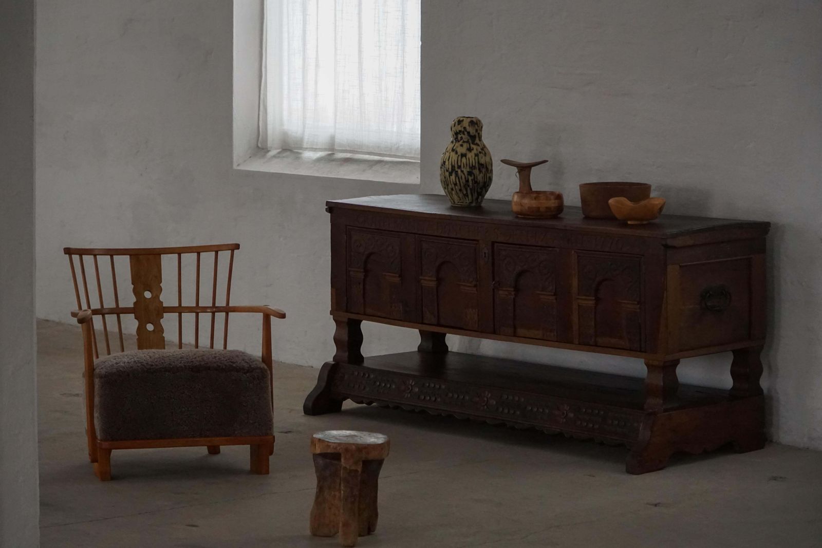 photo vinterior Early 18th Century, Danish Baroque Oak Sideboard, Carved Details, 1700s 1750s