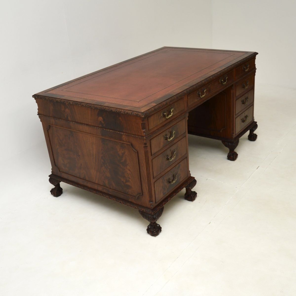 photo furniture Antique Mahogany Chippendale Style Pedestal Desk