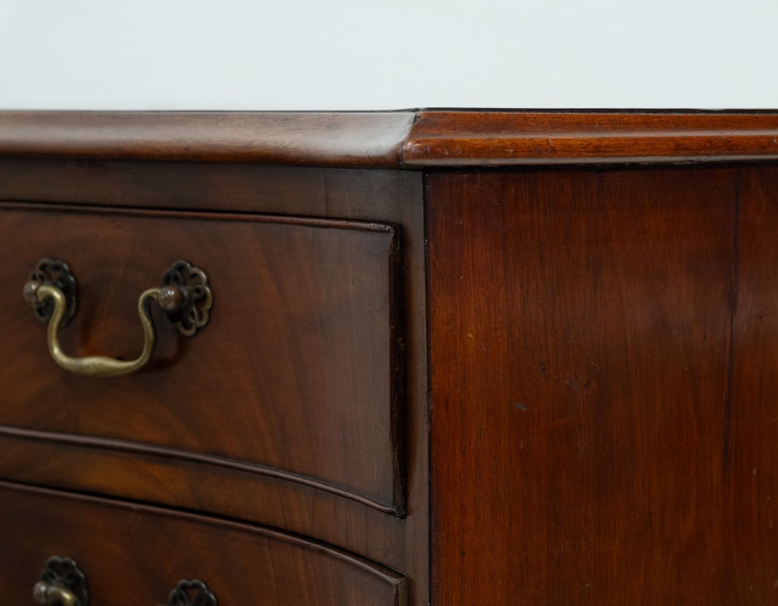 Furniture George III Mahogany Serpentine Chest Of Drawers photo