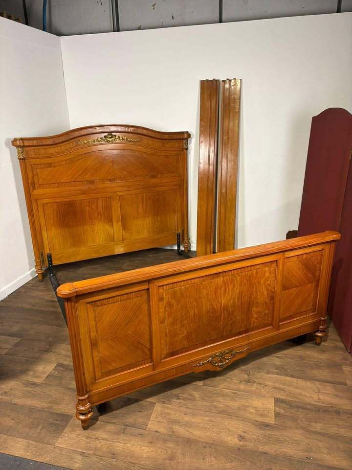 photo furniture Early 20th French Style Walnut Veneered Bed