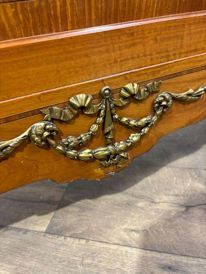photo vinterior Early 20th French Style Walnut Veneered Bed