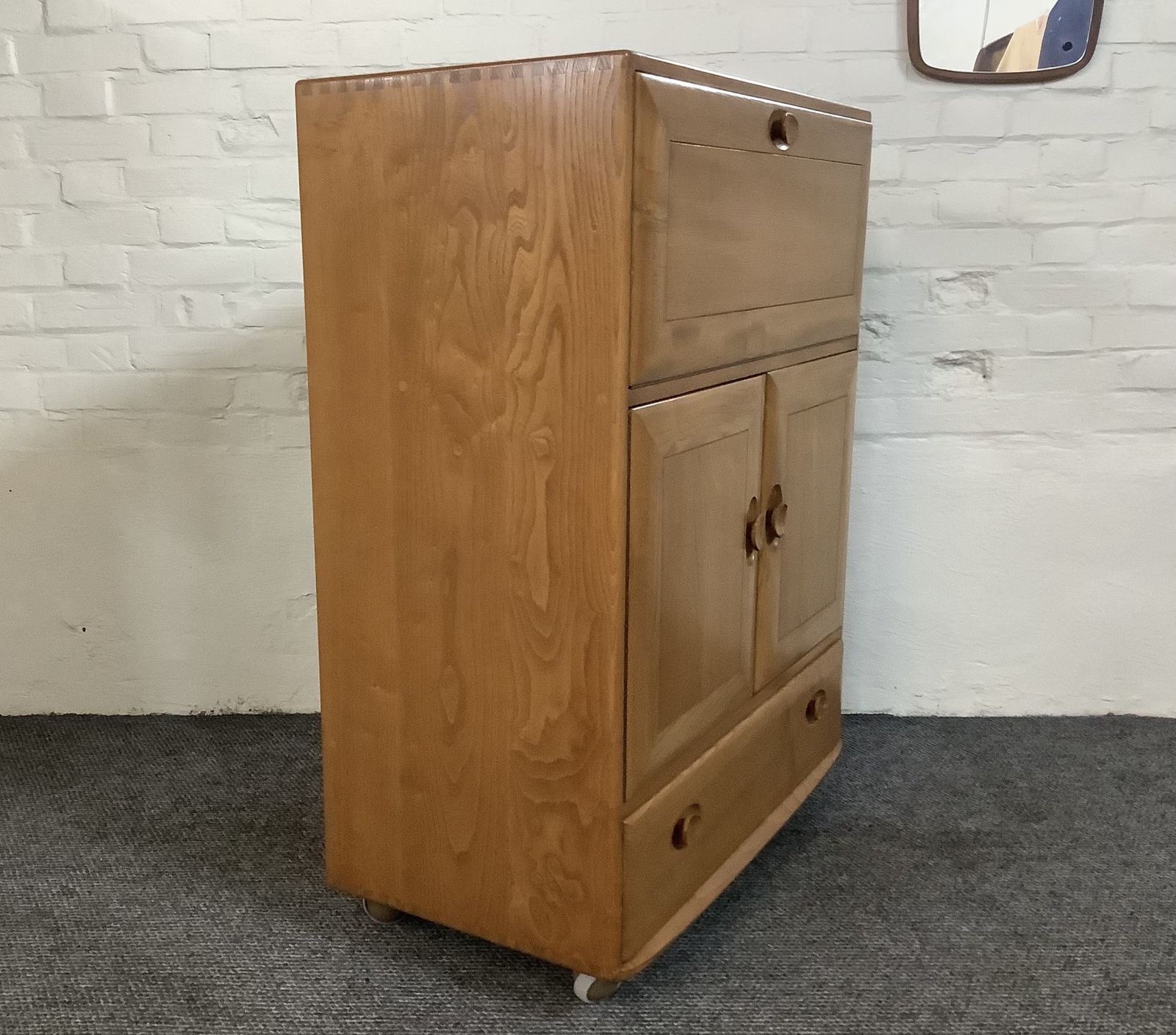 photo vinterior Ercol Windsor 469 Serving Cabinet/Bureau In Light Finish.
