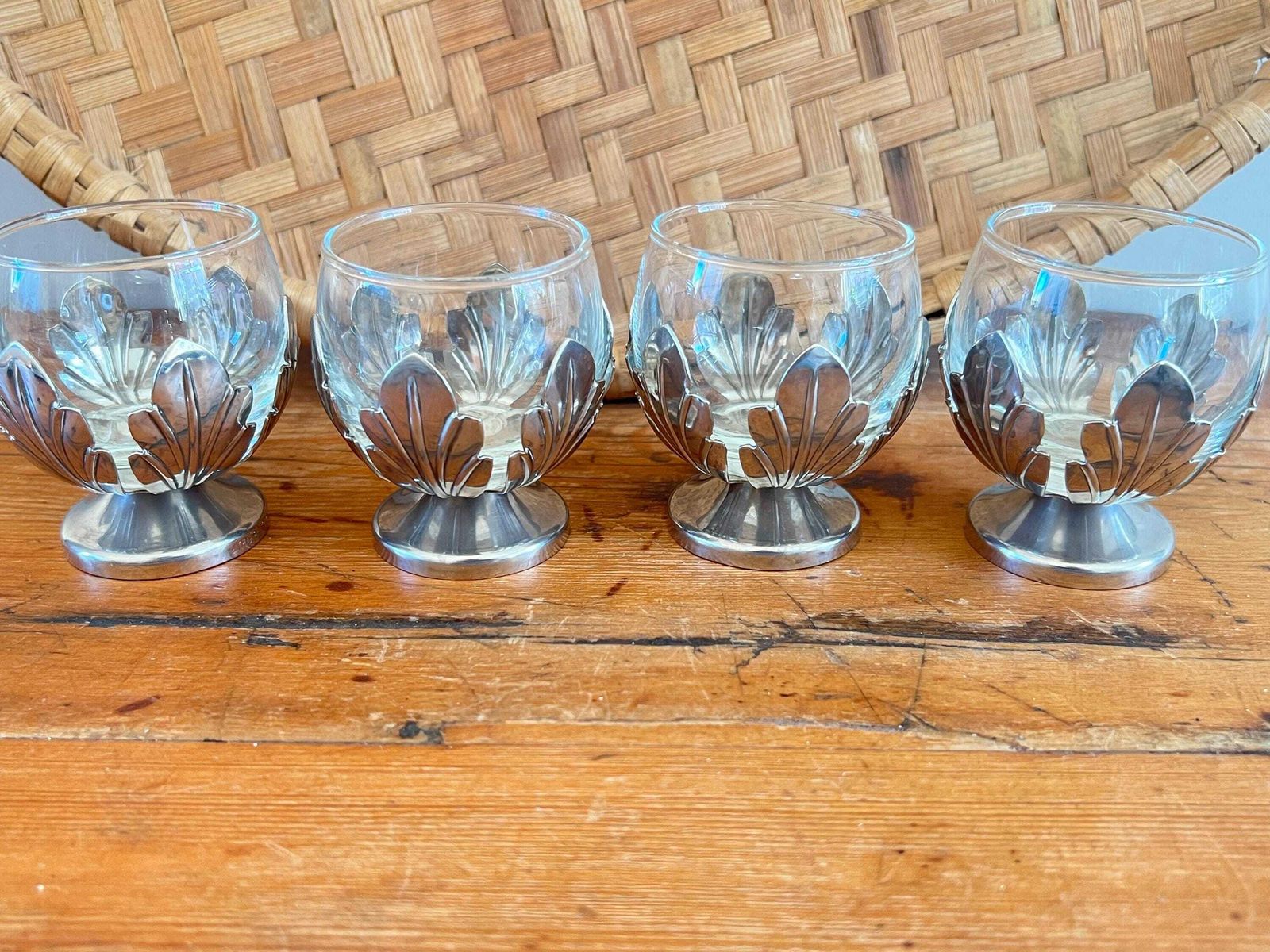 photo vinterior Vintage Silver Metal Gallery Serving Tray & Glasses | Ornate Etched Round Drink Tray | 4 Piece Glassware Set Leaf Bases Mid Century Barware