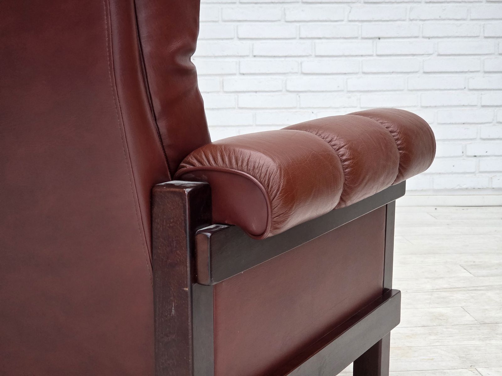 photo vinterior 1970s, Scandinavian Armchair, Furniture Leather, Dark Beech Wood.