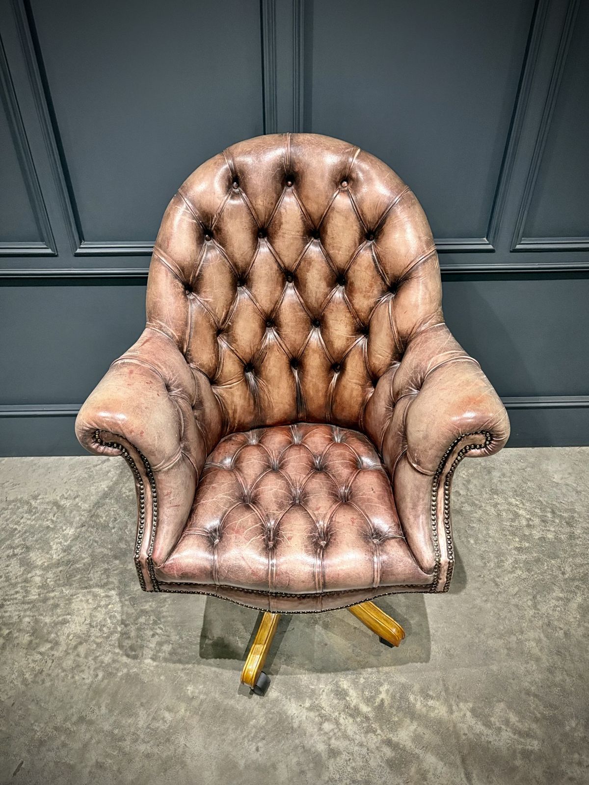 photo furniture Buttoned Leather Swivel Desk Chair