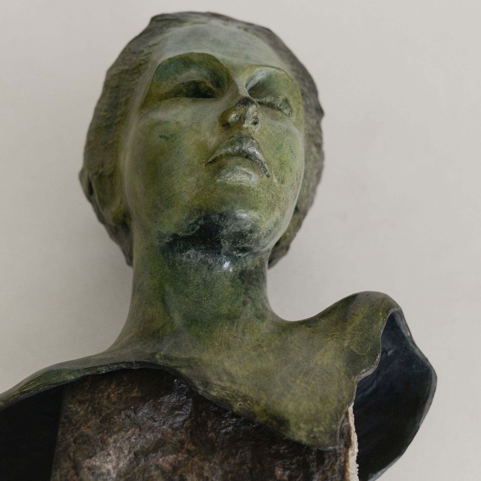 Vrouwelijk Bronzen Buste – Gesigneerd En Genummerd photo Kunst