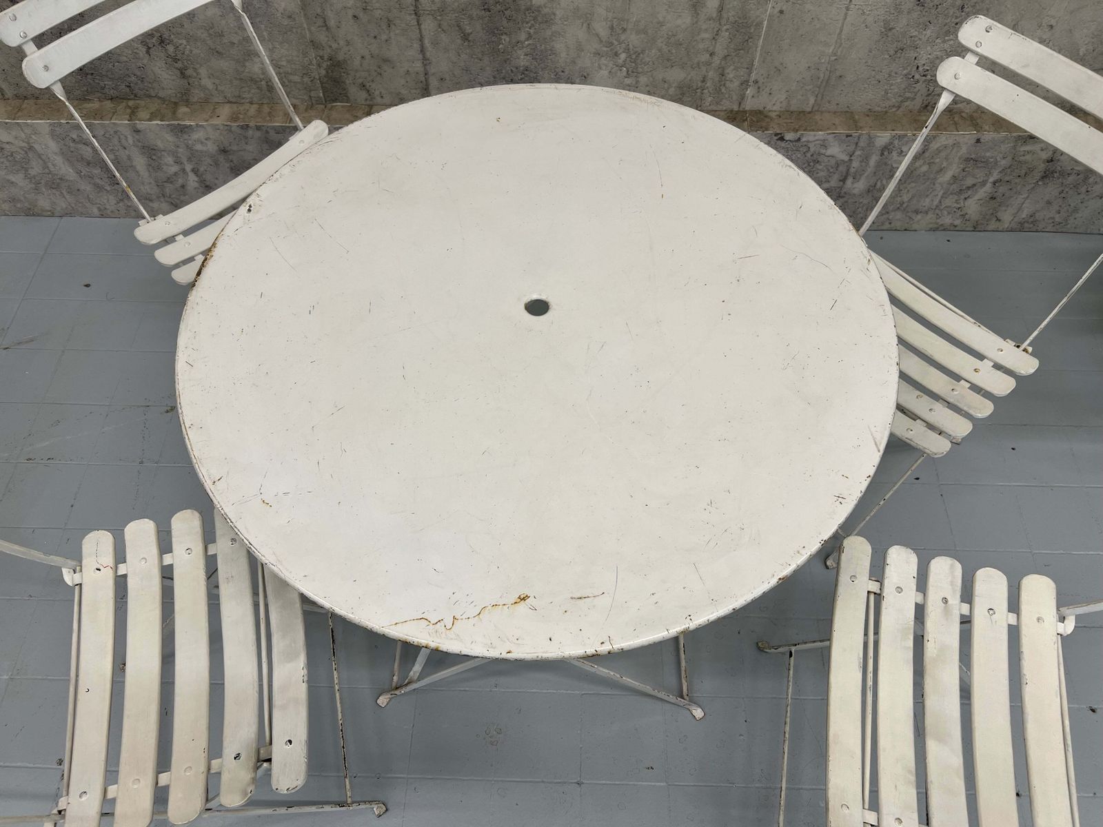 Circular Folding White Metal Garden Furniture Set With 4 Folding Chairs photo Garden Furniture