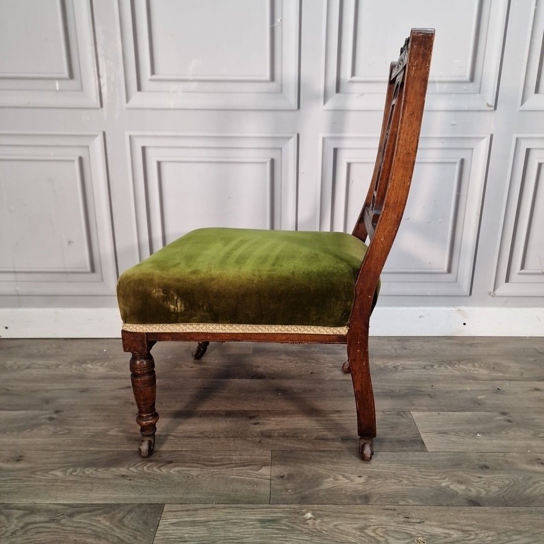 photo vintage Antique Low Hall Chair Heavily Carved Solid Wood Green Velvet Bedroom Seat
