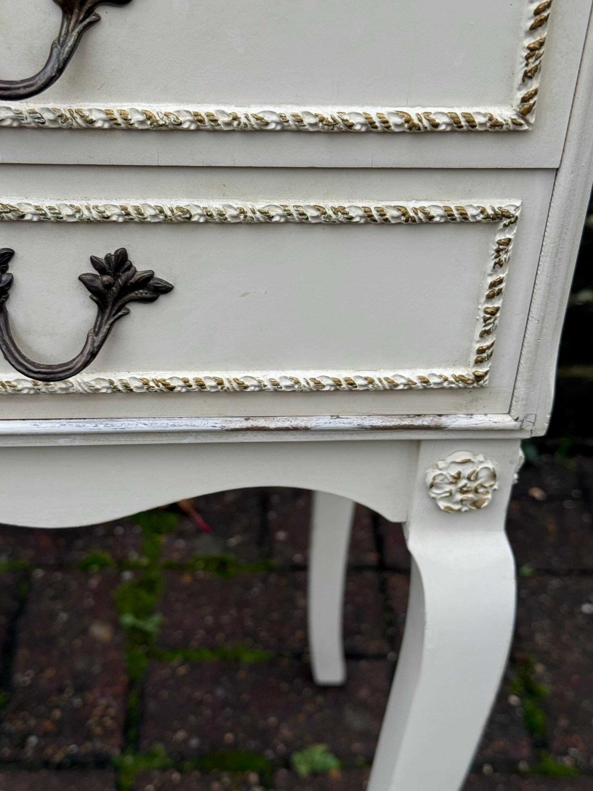 photo vinterior Vintage French Style Retro White And Gold Bedside Tables With Two Drawers – Elegant White Shabby Chic Furniture