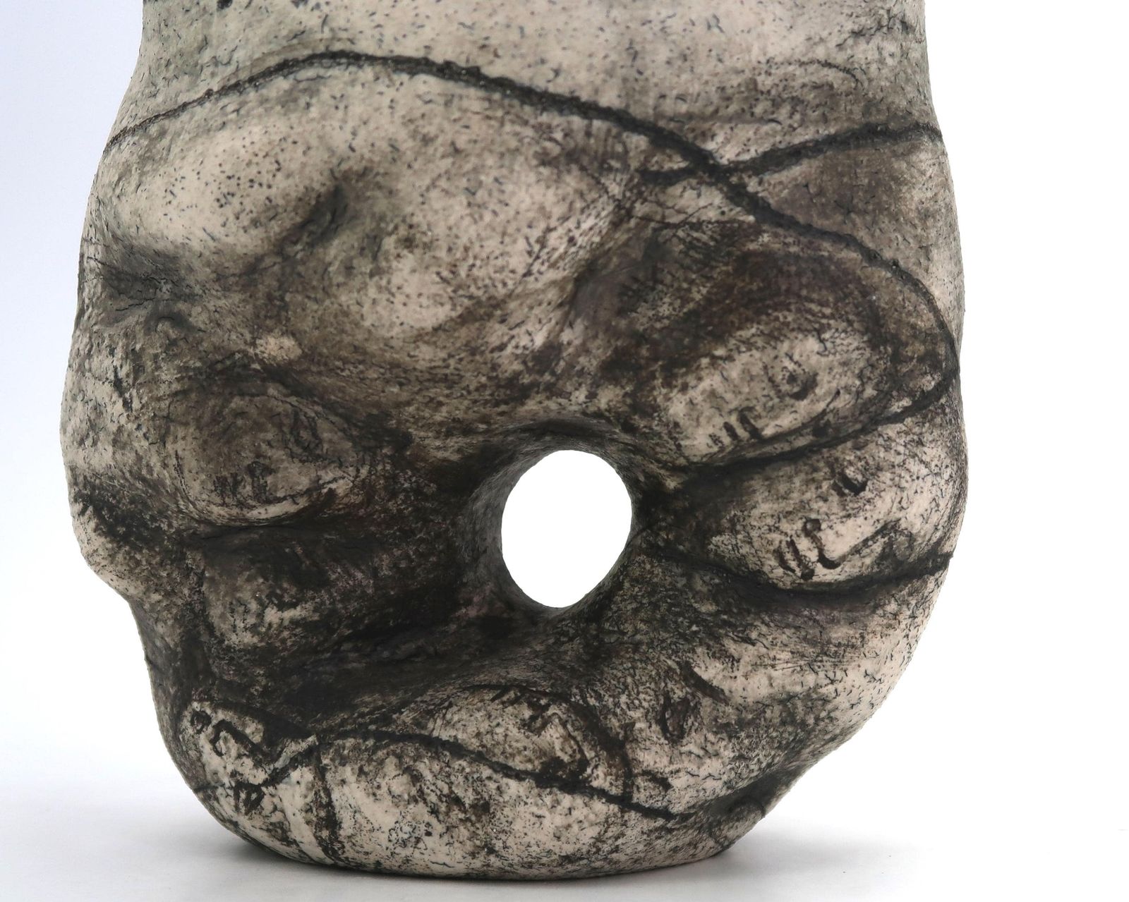 Frans Sculpturaal Keramisch Vaasje Versierd Met Gezichten En Met Een Opening, Jaren 1980 / Grijs, Art, Artist, Home Decor, Sculpture photo furniture