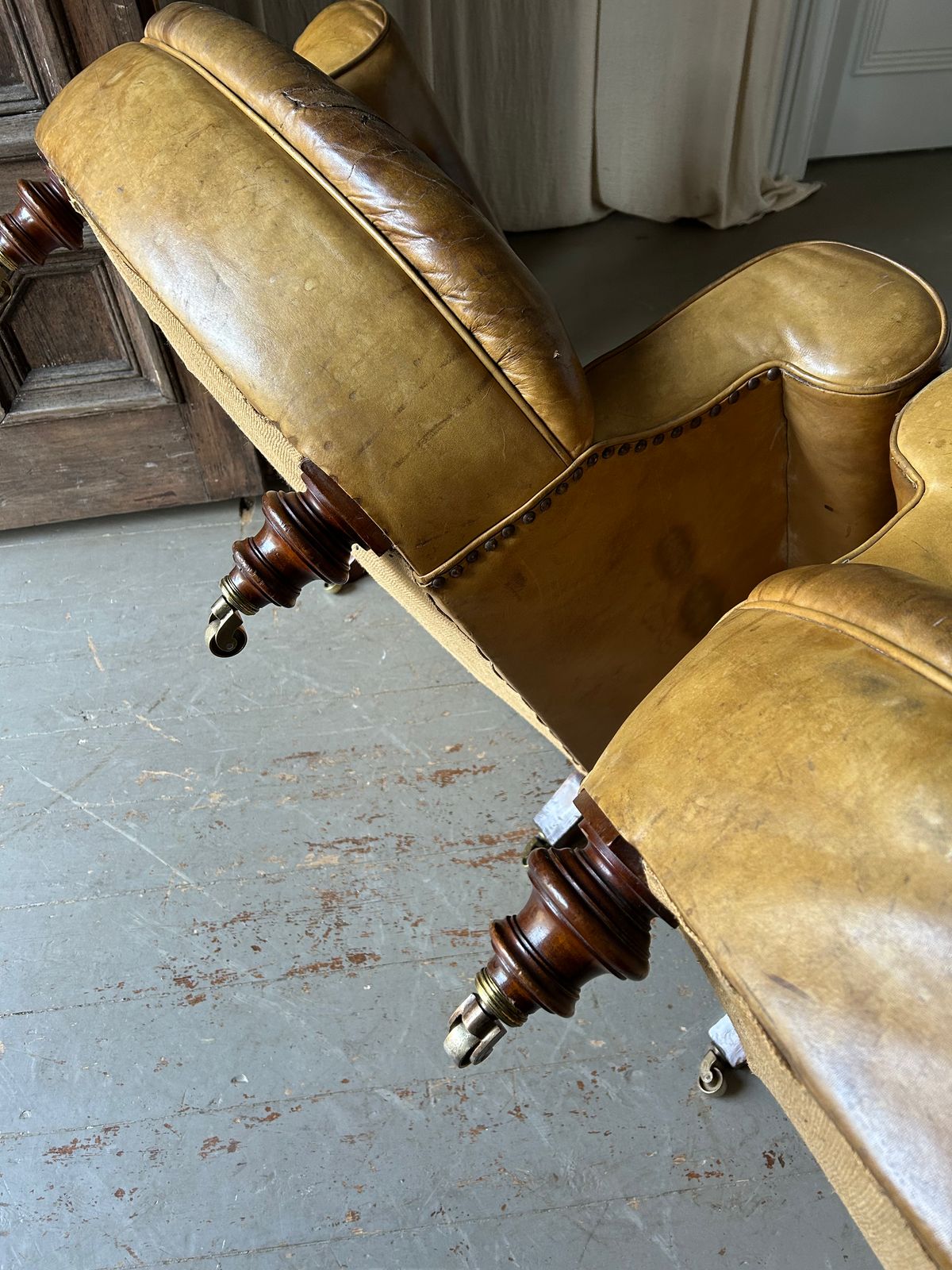 3900.0 Pair Of Very Deep Seated 19th Century English Club Chairs photo
