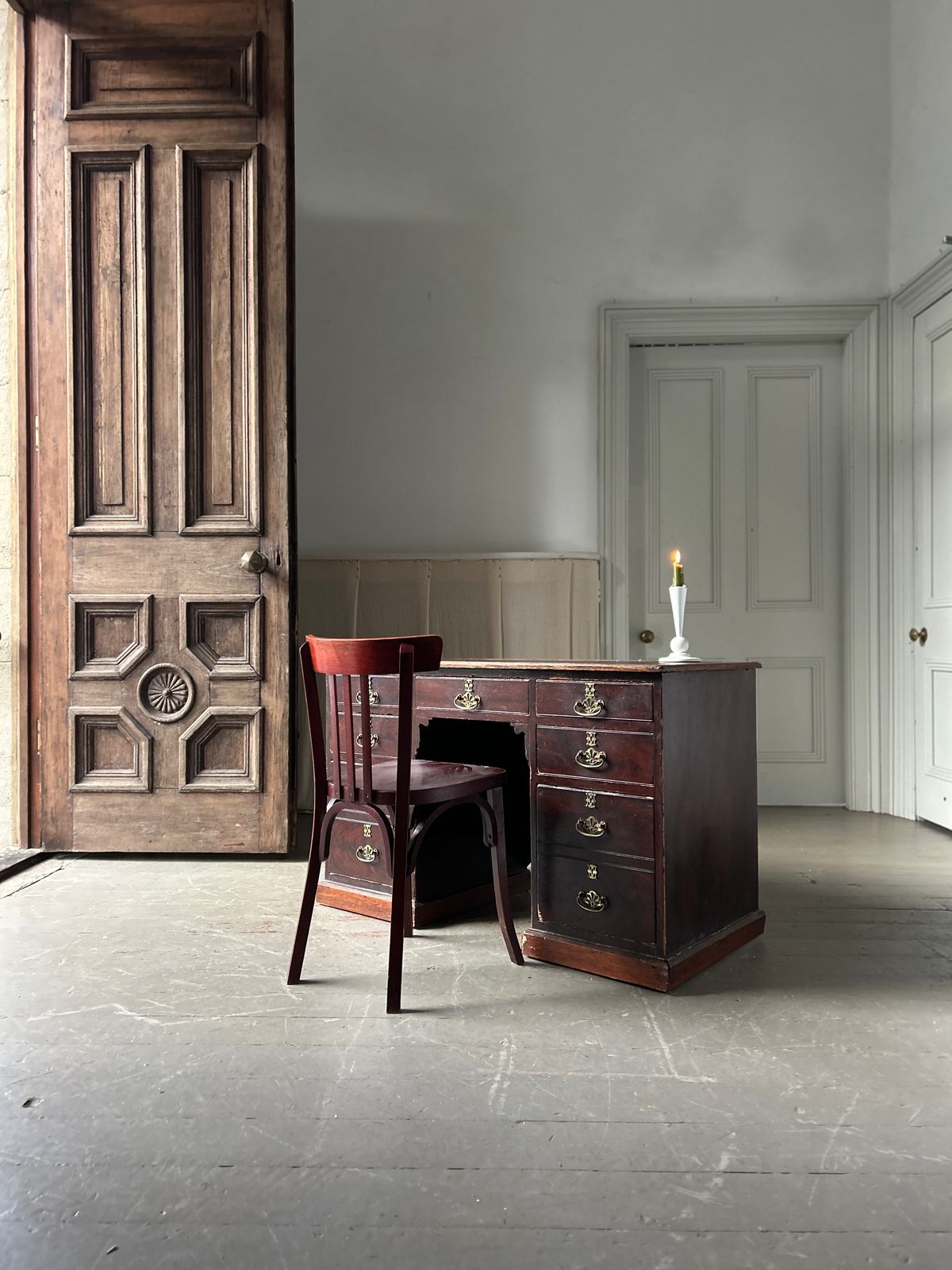 Cute 19th Century Kneehole Desk In Original Paint