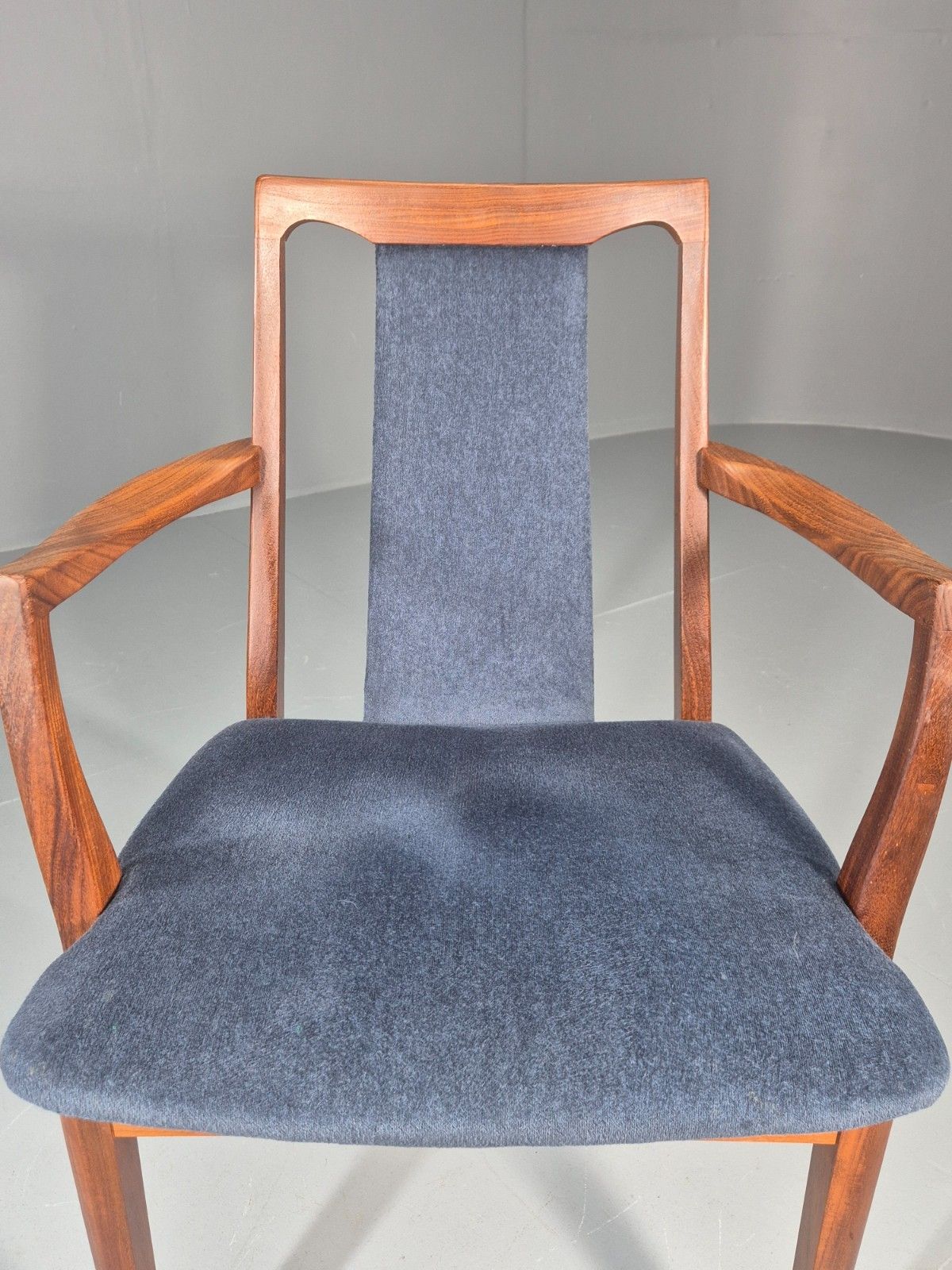 photo vintage Vintage G Plan Carver Chair 1980s Retro Teak Blue Velour Eb11526 Mdin