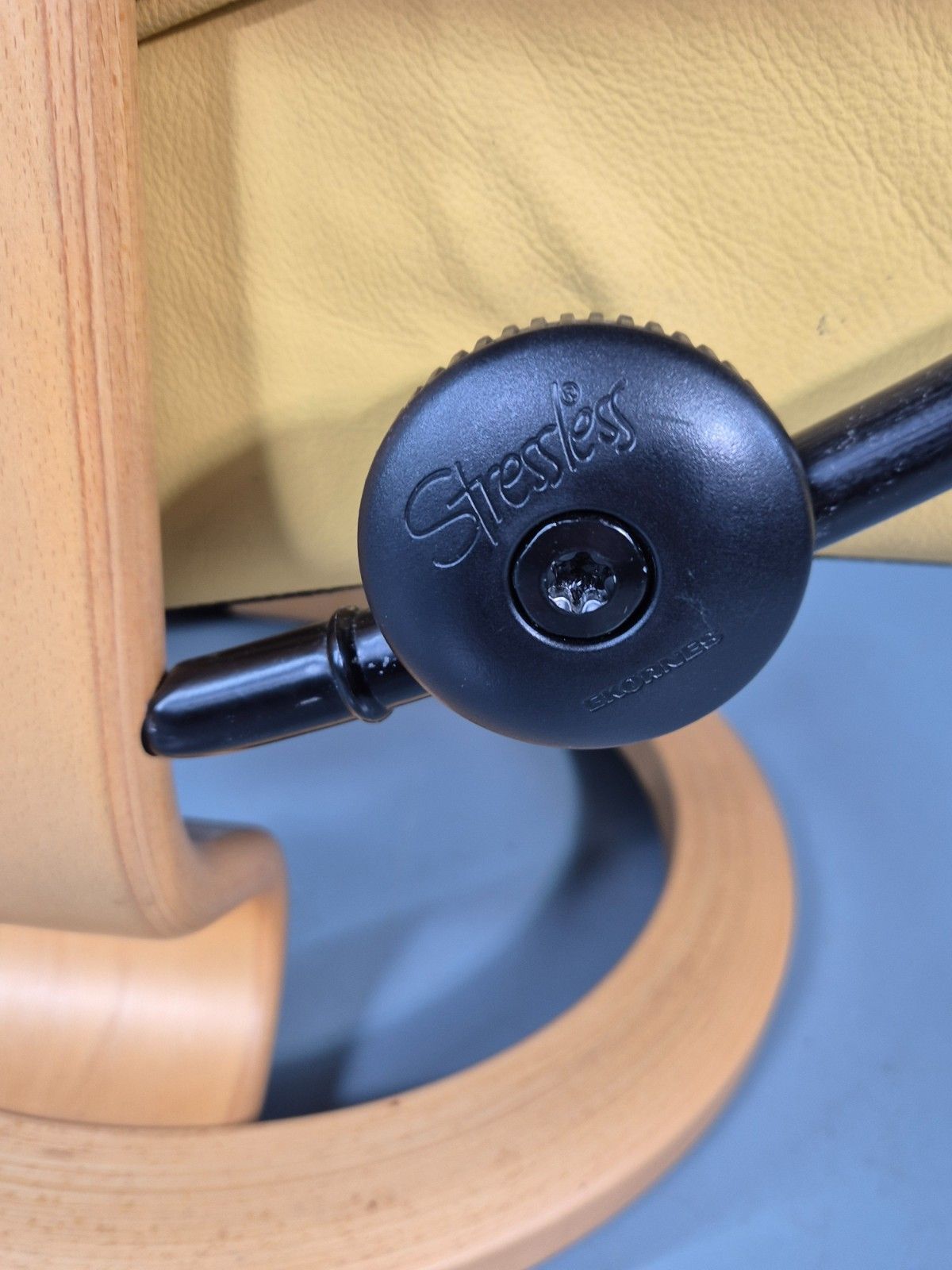photo furniture Stressless Swivel Recliner Chair  Ekornes Yellow Leather 1990s Eb11574 Mwoo