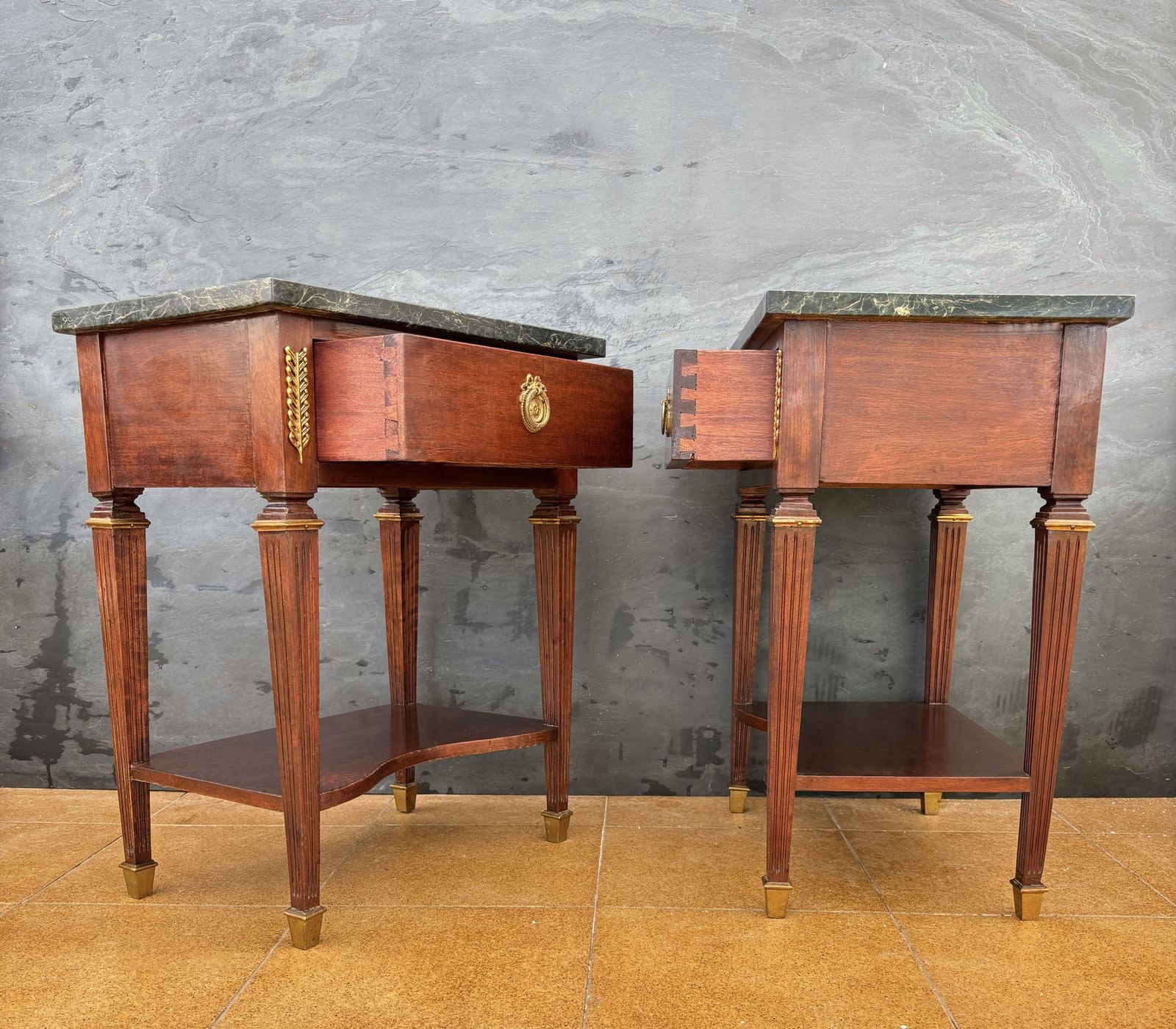 photo furniture Paar Franse Nachtkastjes In Louis XVI Stijl Met Marmeren Bladen, Begin 20e Eeuw