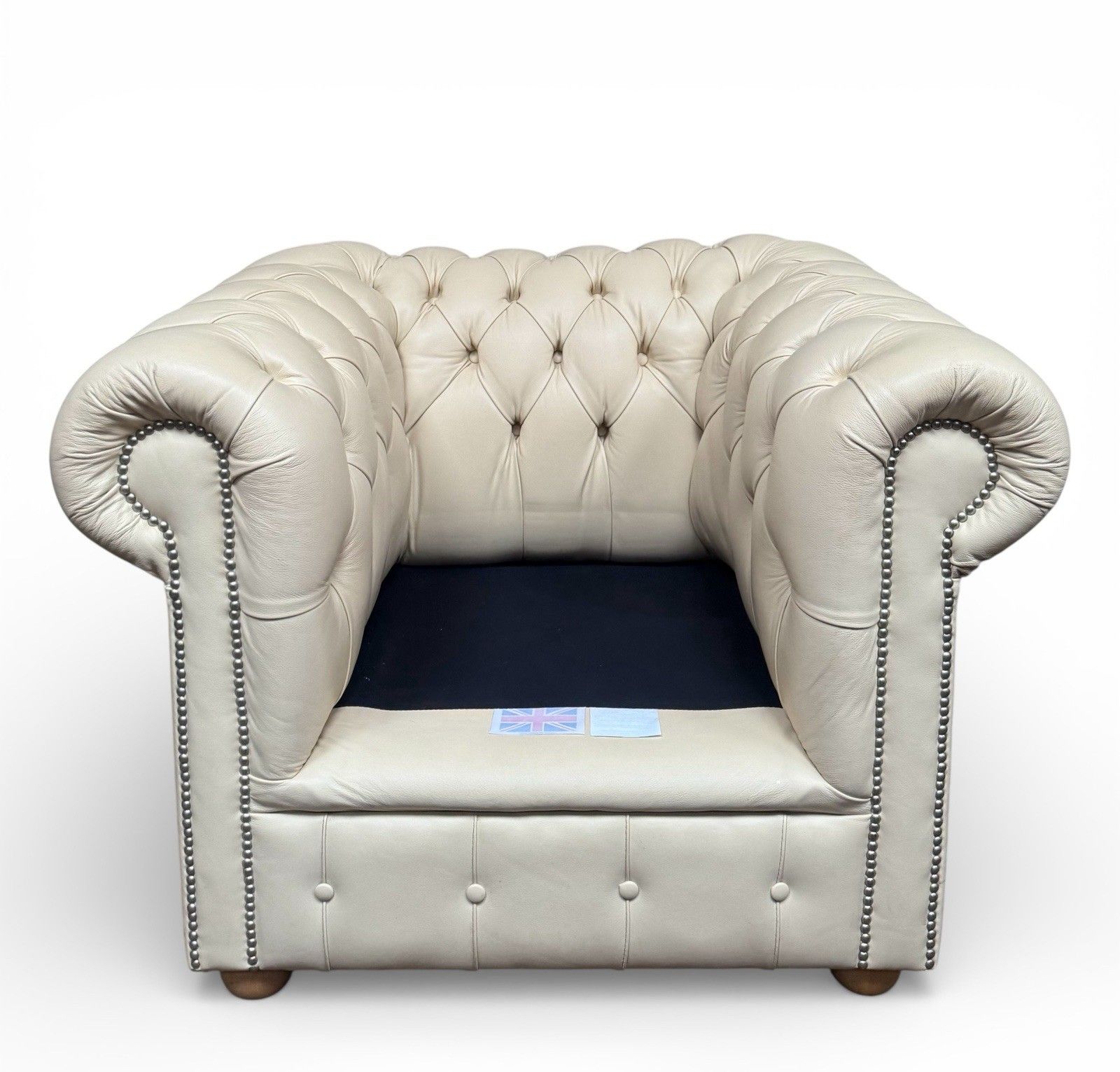 photo vintage Chesterfield Leather Armchair Club Chair Cream Very Good Quality