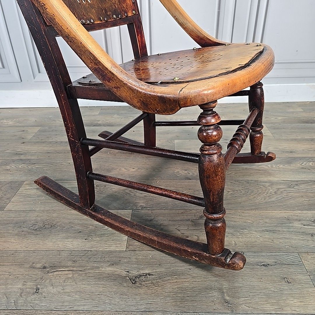 photo vinterior Antique Wooden Rocking Chair – Perforated Seat & Back Victorian / Arts & Crafts