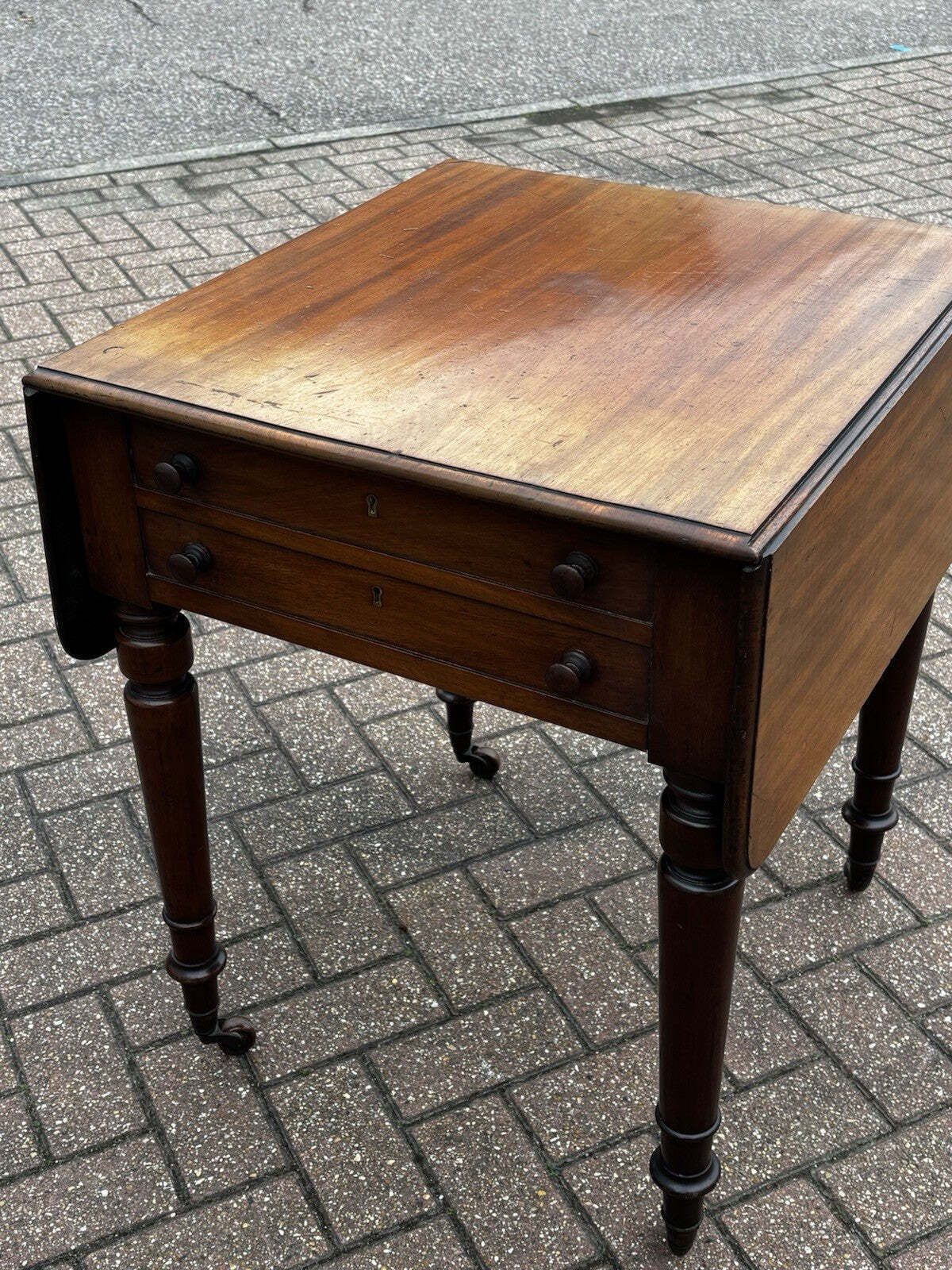 Victorian Mahogany Pembroke Drop Leaf Side Table, Lamp Table, Brass Castors. photo vintage