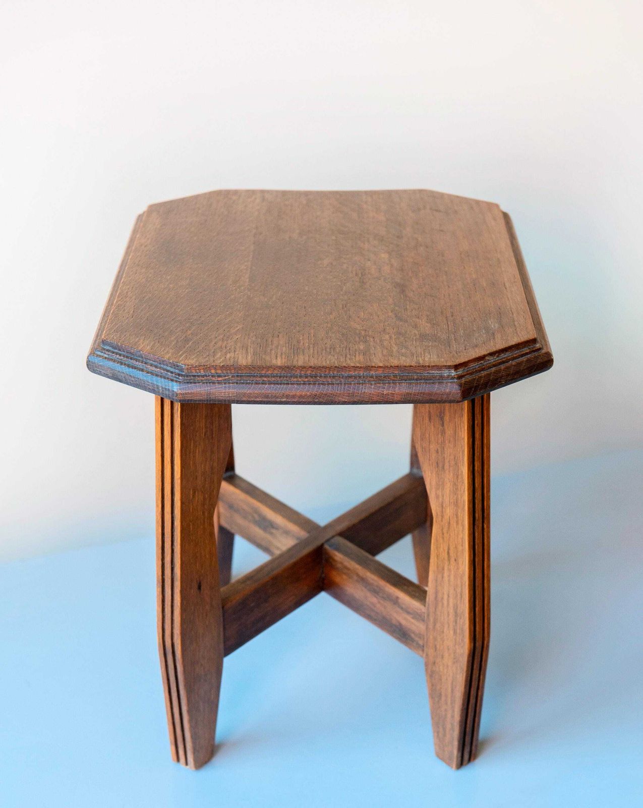 photo furniture Art Deco / Amsterdamse School Eiken Bijzettafel – Nederlandse Antieke Salontafel, Jaren 1920