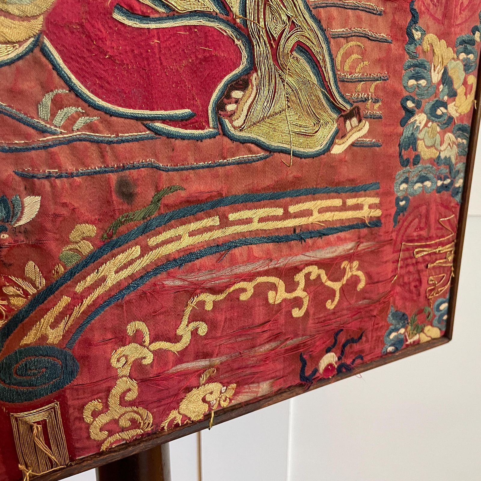 Antique Chinese Silk Embroidered Tapestry Screen Wooden Stand Oriental Figurative Artwork Old Art photo vinterior