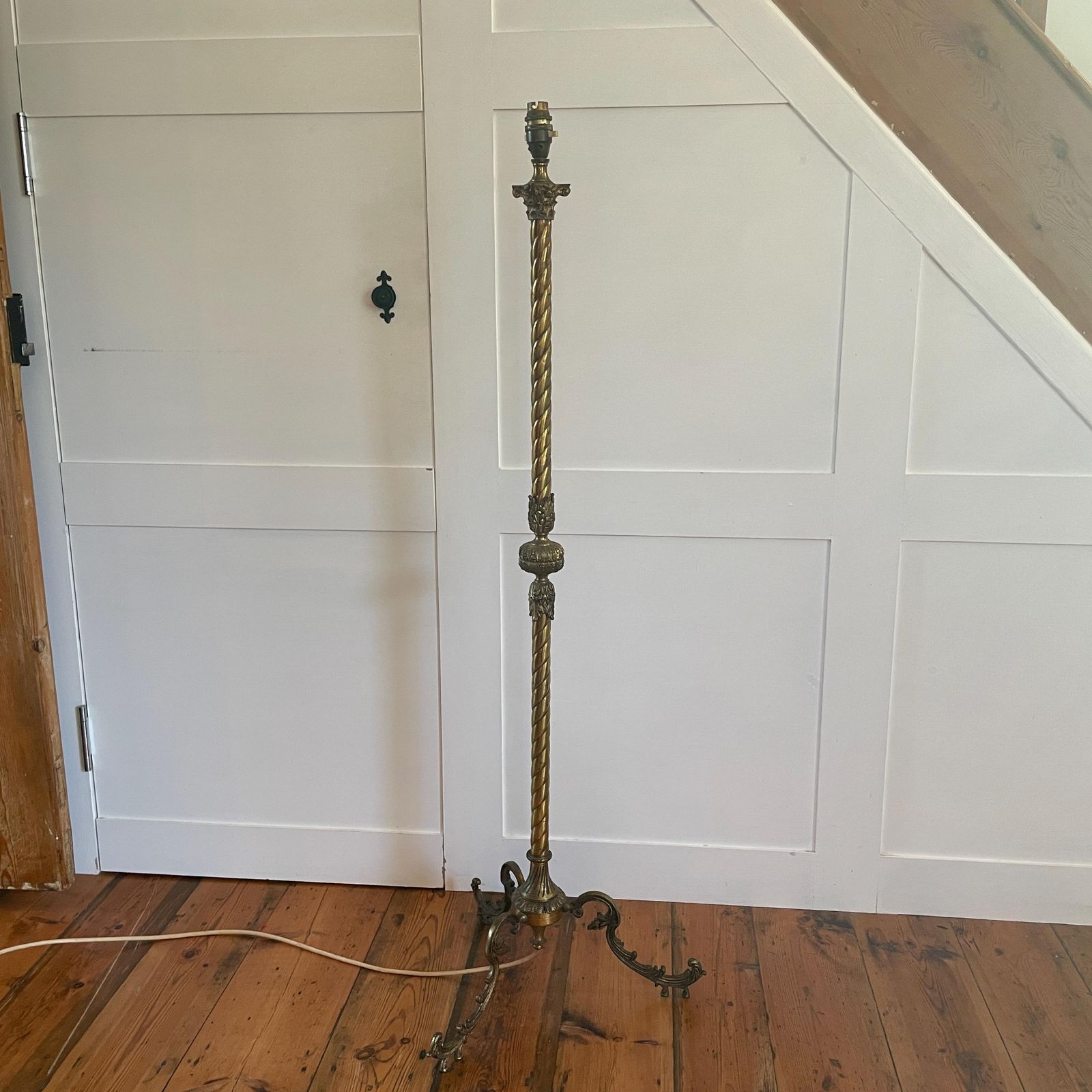 Antique Metal Brass Floor Lamp Gold Twisted Patterned Light Vintage Lighting 3 Feet Ornate Regency Freestanding Twist Elegant Classic photo vinterior