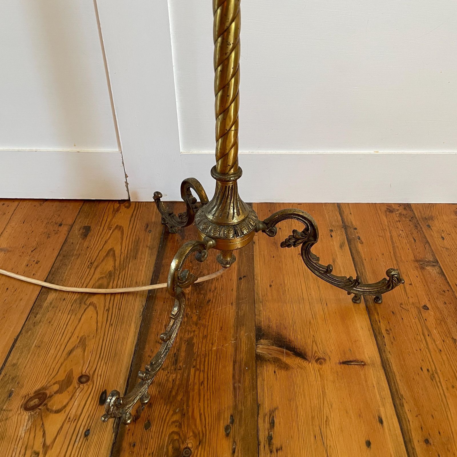 Antique Metal Brass Floor Lamp Gold Twisted Patterned Light Vintage Lighting 3 Feet Ornate Regency Freestanding Twist Elegant Classic photo vintage
