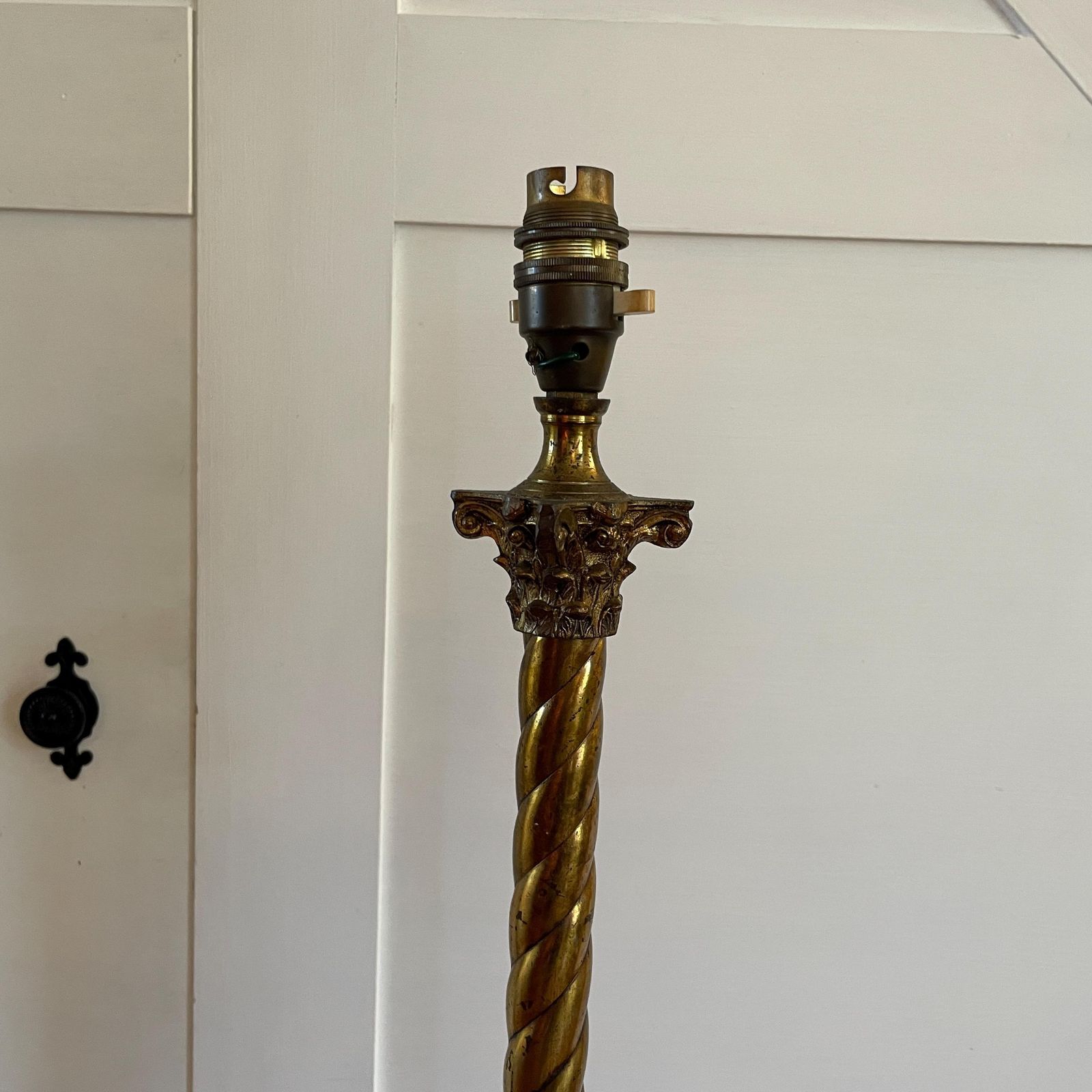 photo furniture Antique Metal Brass Floor Lamp Gold Twisted Patterned Light Vintage Lighting 3 Feet Ornate Regency Freestanding Twist Elegant Classic