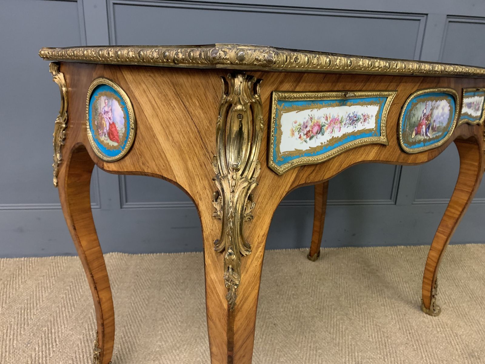 photo vintage French Tulip Wood Bureau Plat, 1800s