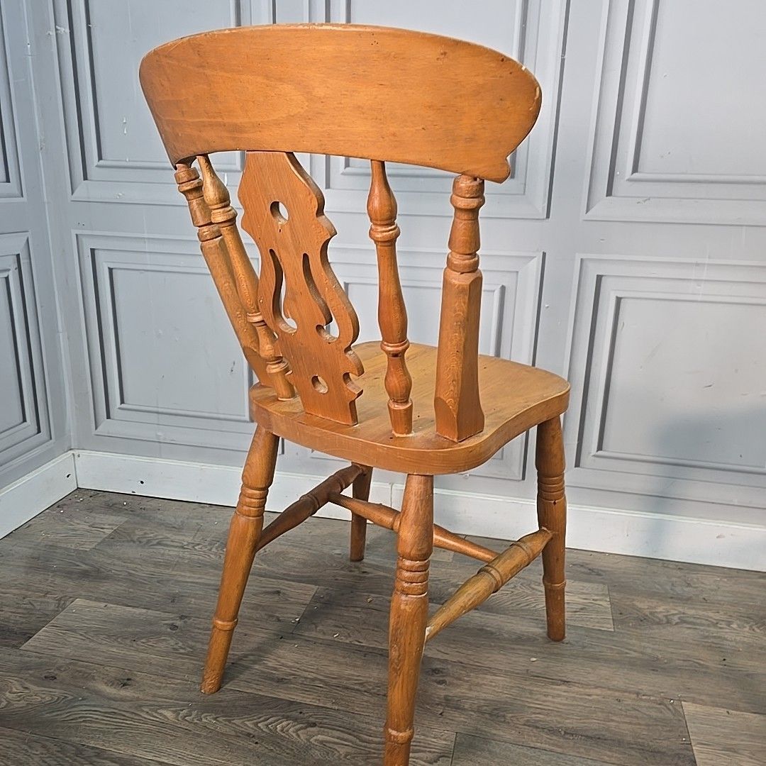 photo vintage Antique Wooden Farmhouse Chairs Pair 2 Victorian Style Solid Turned Country