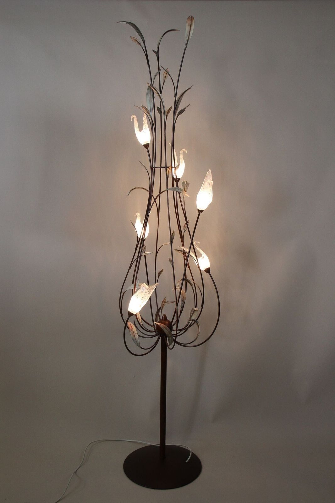 photo vintage 20th Century Murano Glass Swan Floor Lamp, Painted Reed Leaves, It Circa 1970