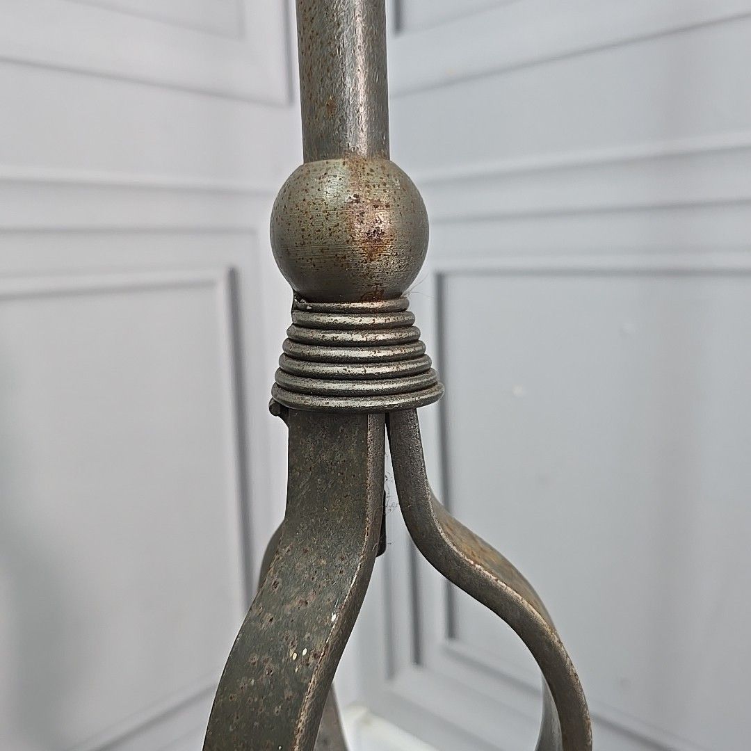photo vintage Vintage Standard Lamp Industrial Iron Metal Floor Light Tripod For Rewiring