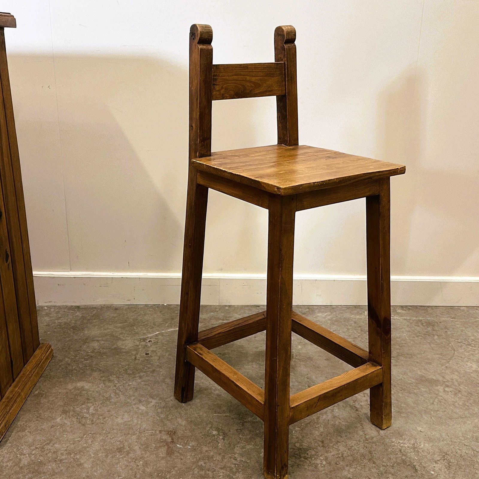 Rustieke Massief Houten Bartafel Met 4 Bijpassende Barkrukken – Wijnrek & Opbergruimte – Landelijke Stijl, Jaren 1980 photo for sale
